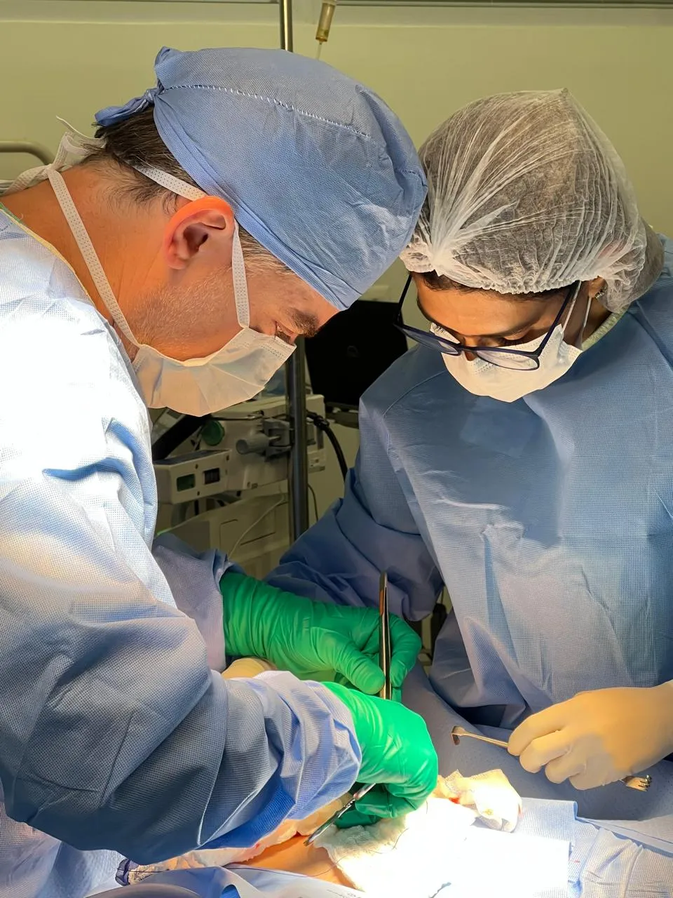Vladimir Schraibman e cirurgiã assistente durante procedimento
